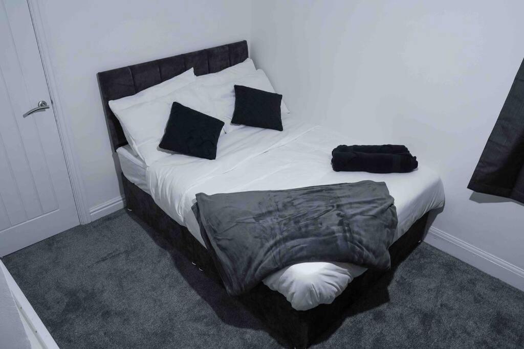 Stunning Two Bed City Centre Apartment Лидс Экстерьер фото